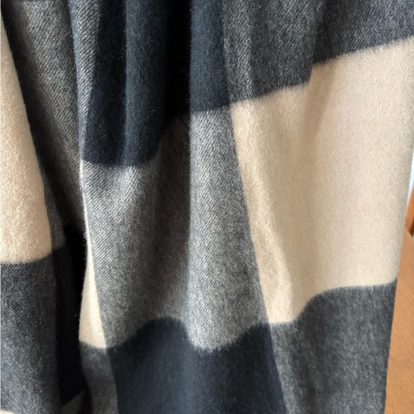 Talbots Black and Tan Cashmere Wrap - Picture 4 of 5